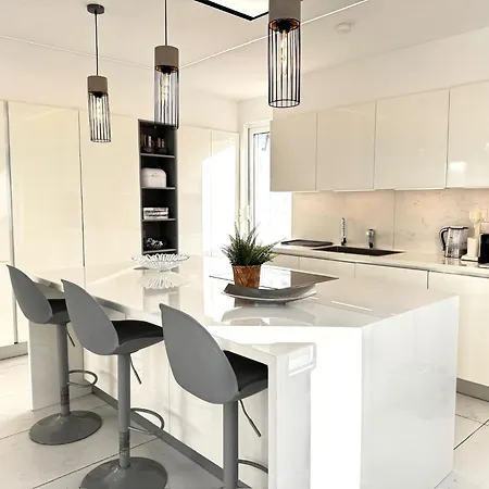 Sunset Family Villa, 1-min Walk To * بروتاراس